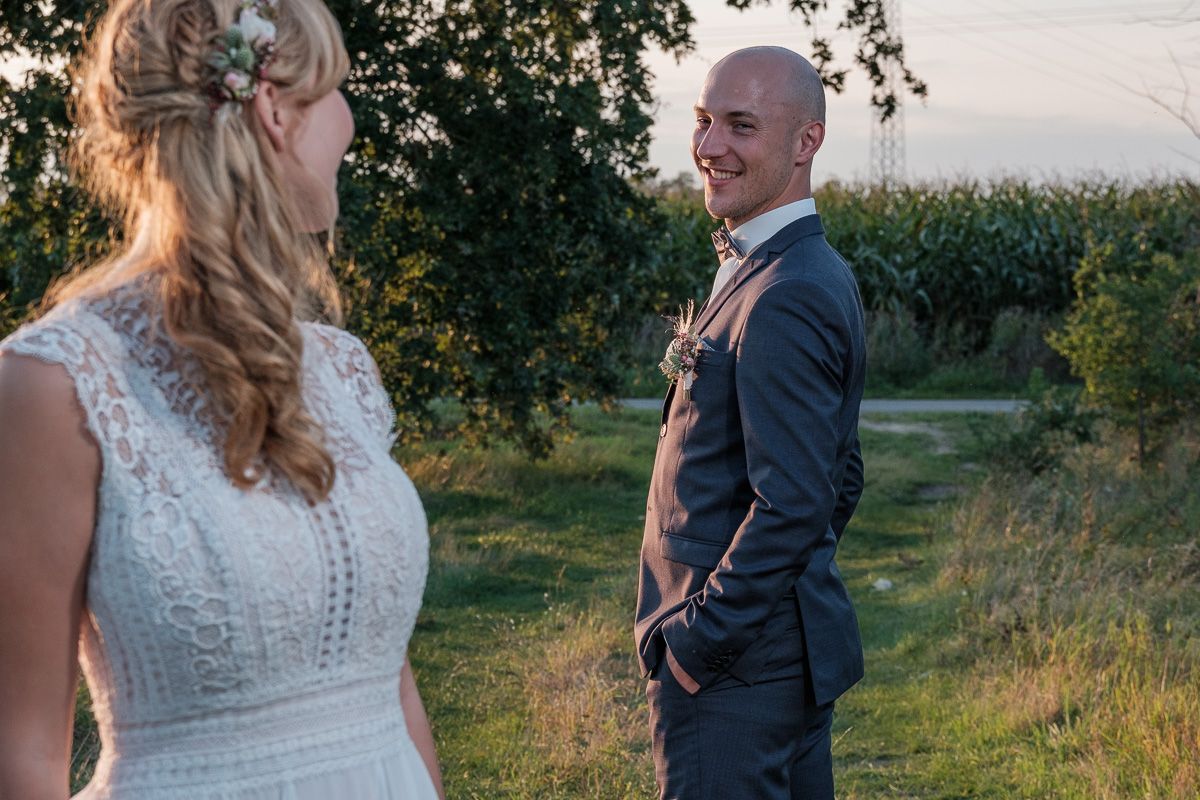 Anna und Jonas sehen sich auf der Wiese an