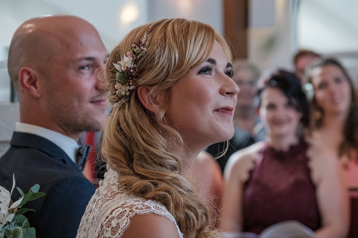 Anna und Jonas in der Kirche, Anna schaut lächelnd nach oben