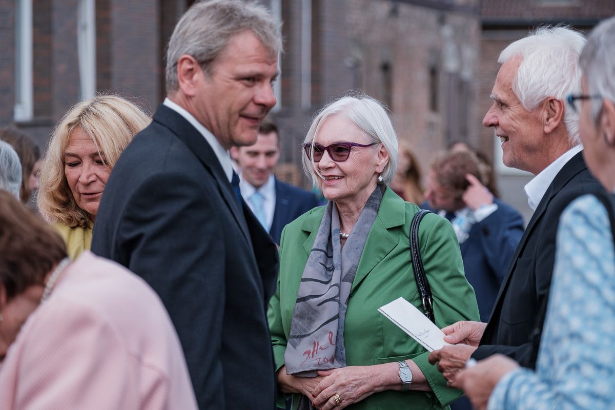 Gäste gratulieren vor der Kirche
