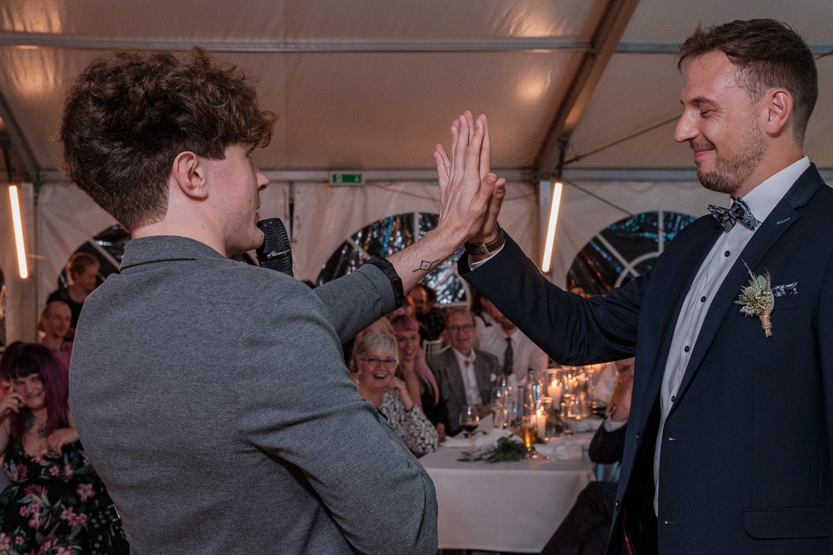Jonas klatscht im Festzelt mit einem Gast ab