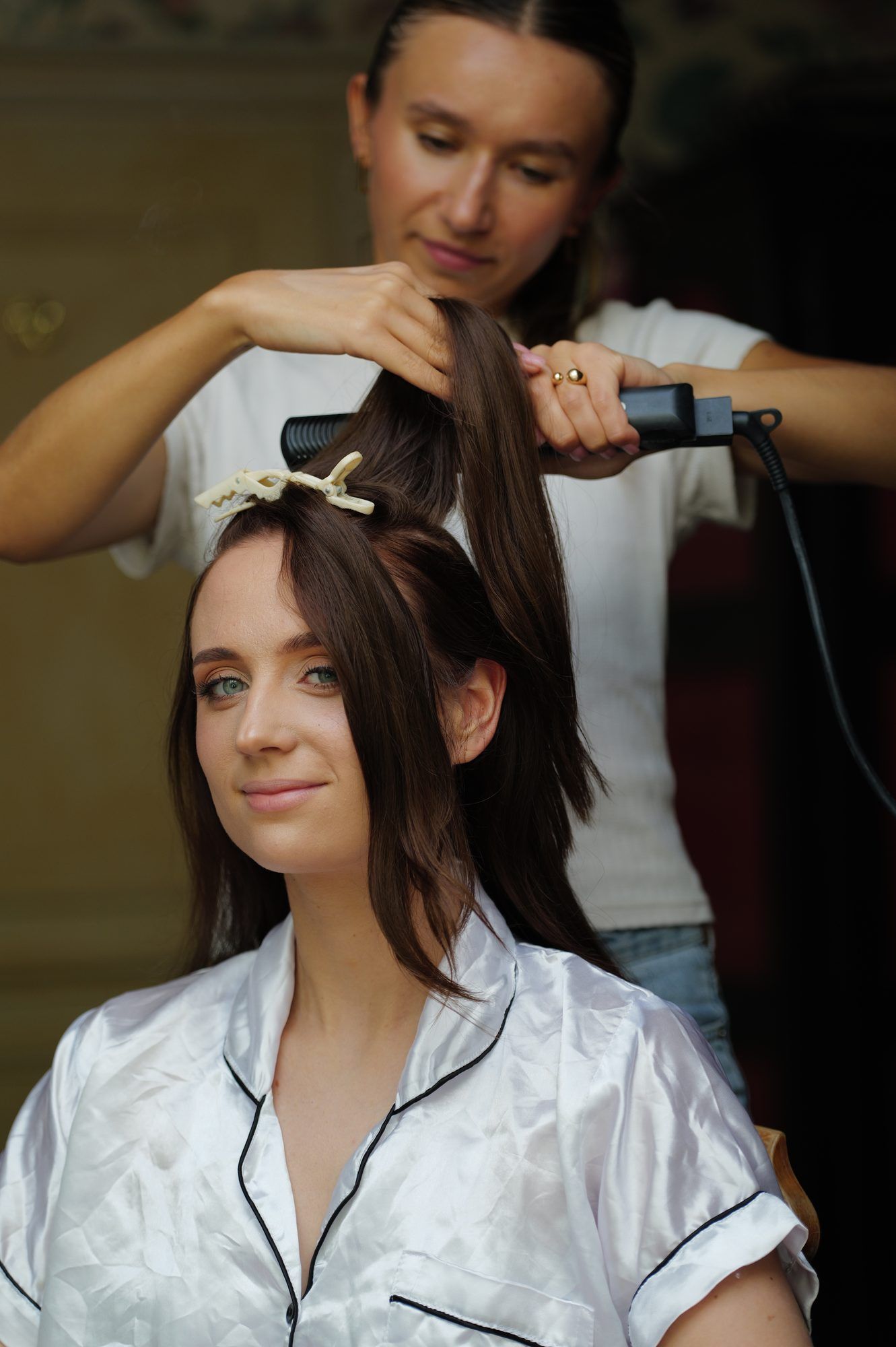 Cestina lächelt in die Kamera, während ihre Haare gestylt werden