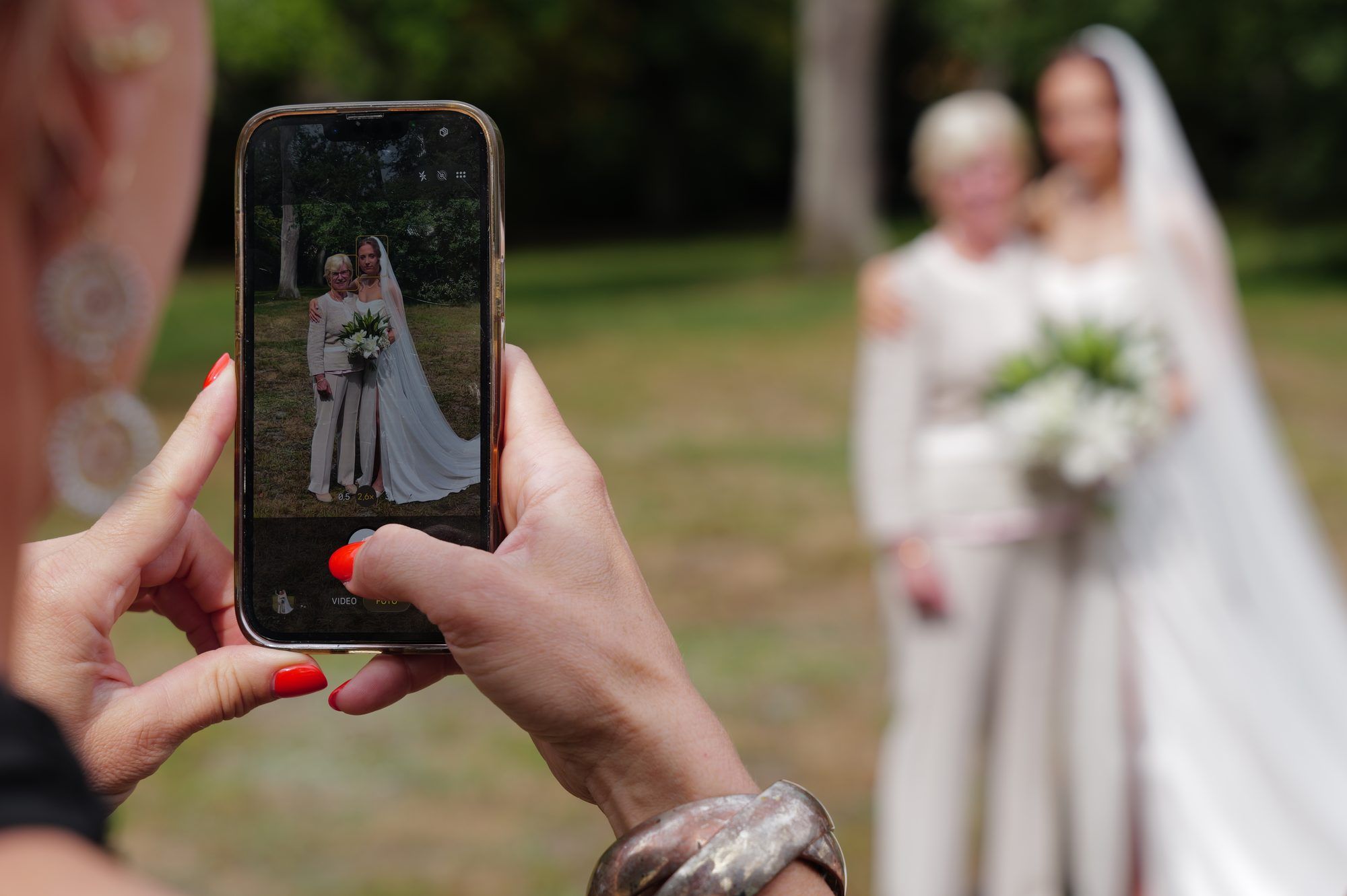 Ein Gast fotografiert Cestina mit dem Handy
